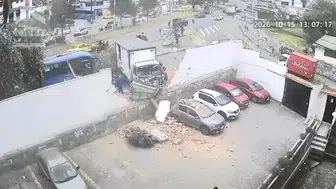 Ekvador'da Dehşet Veren Trafik Kazası: Kamyon Otobüse Çarptı