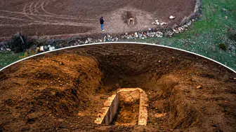 Kastamonu'da tarlasını süren çiftçi tarihi lahit buldu