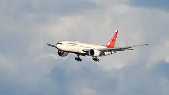 Hindistan'da uçakta yangın paniği... Elektronik cihaz alev aldı
