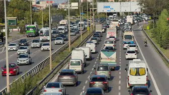 İstanbul Anadolu Yakası'nda trafik yoğunluğu yüzde 85'i gördü, metrobüs durakları kilitlendi