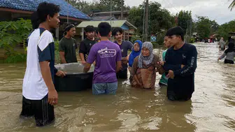 Tayland'da sel sularında balık avladılar