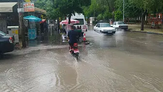 Adana'yı sağanak vurdu! 2 çocuk ve babaları kurtarıldı...