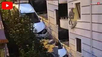 Sakarya'da inanılmaz kaza: Kontrolden çıkan otomobil apartmanın 2. katına saplandı!