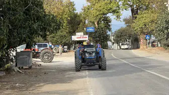 71 Yaşındaki Muhuttin Amca Traktörüyle Çocukları Antrenmana Taşıyor