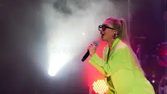 Hande Yener’in Sahne Kostümü Neden Dikkat Çekiyor?