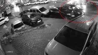Esenyurt'ta yokuş aşağı kayan araç park halindeki otomobillere çarptı
