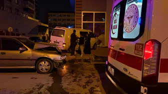 Otomobille Çarpışan Minibüs Dükkana Daldı: İki Yaralı