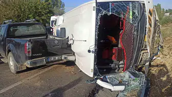 Bingöl'de trafik kazası: Midibüs devrildi, 12 yaralı
