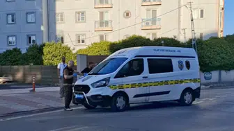 İş yerinin önündeki çantayı açınca hayatının şokunu yaşadı! Soluğu poliste aldı