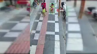 Şanlıurfa'da İki Kız Kardeşin Çantalarını Abisi Sırtladı