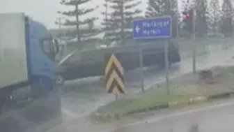 Manavgat'ta kırmızı ışıkta geçen tır VİP araçlara çarptı: 2'si turist 3 yaralı