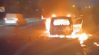 İstanbul TEM'de Seyir Halindeki Hafif Ticari Araç Alev Aldı