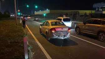 Düzce’de ışıklı kavşakta iki otomobil çarpıştı: 2 sürücü yaralandı