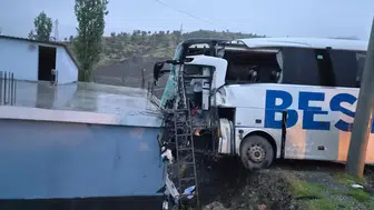 Şırnak'ta Otobüs ile Tır Çarpıştı: Evin Çatısına Uçan Otobüste 15 Kişi Yaralandı