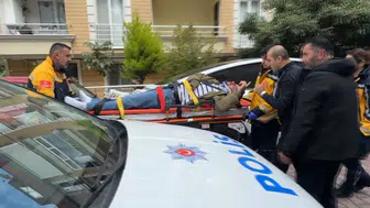 Avcılar'da yol verme tartışmasında kan aktı! Evinin önünde boynundan bıçaklandı, 2 kişi daha yaralandı