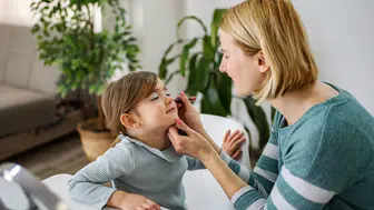 Uzmanlar çocuklarda erken yaşta kozmetik ürün kullanımı hakkında ne diyor?