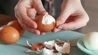 Haşlanmış yumurtanın kabuğunu soymanın en etkili yolları nelerdir?