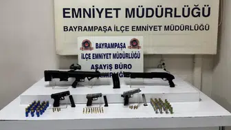 Bayrampaşa'da bir eve düzenlenen operasyonda çok sayıda silah ve mühimmat ele geçirildi