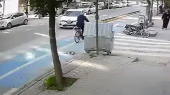 Eskişehir'de Otomobil Bisikletliye Çarptı: Kaza Kamerada