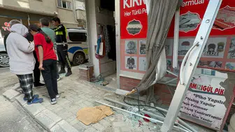 Elazığ’da taksi terzi dükkanına girdi: 1 yaralı