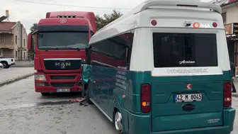 Selçuklu Mehtap Caddesi'nde Kamyon ile Minibüs Çarpıştı: 10 Yaralı