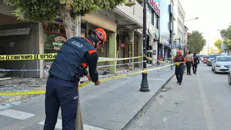 Adıyaman'da ağır hasarlı binadan gelen sesler paniğe neden oldu