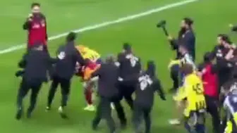 Derbi Sonrasında Ortalık Karıştı: Sahanın Ortasında Yumruklar Havada Uçuştu