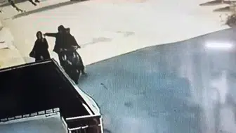 Telefonla konuşurken kapkaça uğradı