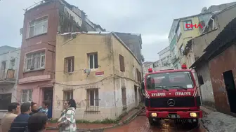 İstanbul Fatih'te Çatı Yangını Alarmı: İki Binada Maddi Hasar Oluştu