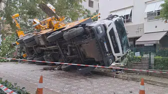 Kadıköy'de Vinç Faciası: 11 Katlı Binaya Çarptı