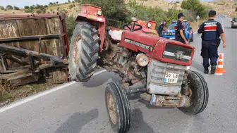 Rampayı çıkamayan traktör geri kaçtı, römork devrildi