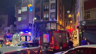 Esenler’de 5 katlı binanın çatısında korkutan yangın