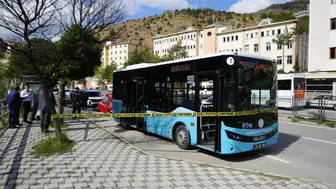 Gümüşhane'de otomobil duraktaki belediye otobüsüne çarptı