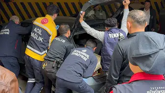 İstanbul Maltepe'de otomobil otopark duvarına çarptı