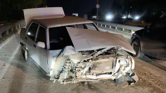 Bursa'da kontrolden çıkan otomobil bariyerlere çarptı, 2 yaralı