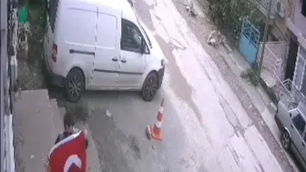 İzmir'de yere düşen Türk bayrağını gören gençten duyarlı davranış