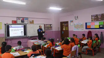 Erzurum'da polisten öğrencilere fiziksel ve dijital güvenlik eğitimi