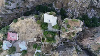 Diyarbakır Çüngüş'te Uçurumun Kenarında İlginç Ev ve Köprü