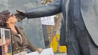 Kadıköy'de Atatürk Heykeliyle Konuşan Kadının Duygu Dolu Anları