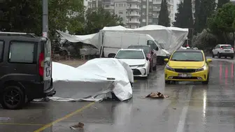 Antalya'da Şiddetli Fırtına Semt Pazarını Birbirine Kattı