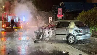 Park halindeki araçlara çarpan otomobil alev aldı: 2 yaralı