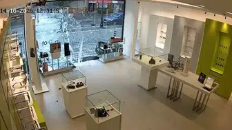 İstanbul Beylikdüzü'nde Şiddetli Rüzgar Gözlükçünün Kapısını Kırdı