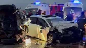 Aksaray'da iki otomobil kafa kafaya çarpıştı: 2 ağır yaralı