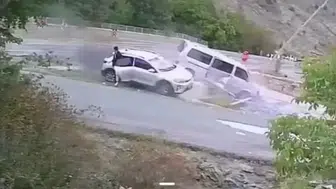 Gümüşhane'de minibüs ile otomobil durağa daldı: 4 yaralı