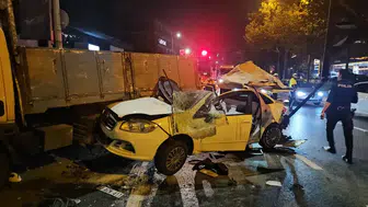 Beyoğlu'nda Trafik Kazası: Makas Atan Sürücü Kamyonun Altına Girdi