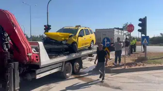 Silifke'de Otomobil ile Taksi Çarpıştı: Biri Ağır Beş Yaralı