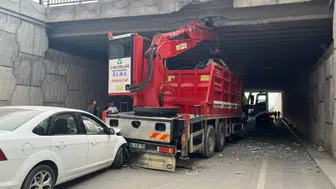 Malatya'da zincirleme kaza: Vinç köprüye, otomobil vince çarptı