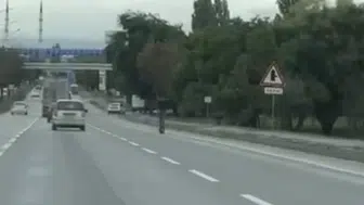 Eskişehir'de kasksız skuter sürücüsü trafiği tehlikeye attı : O anlar kamerada