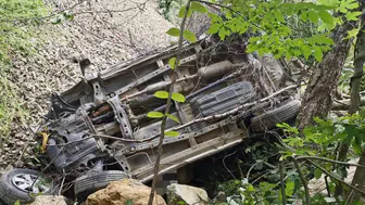 Artvin'de araç metrelerce yüksekten uçuruma yuvarlandı: Sürücü öldü