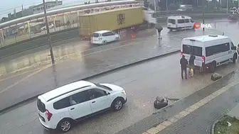 Bursa'da Yağmurlu Havada Tırın Çarptığı Hafif Ticari Araçta Kaza Anı Kameralara Yansıdı